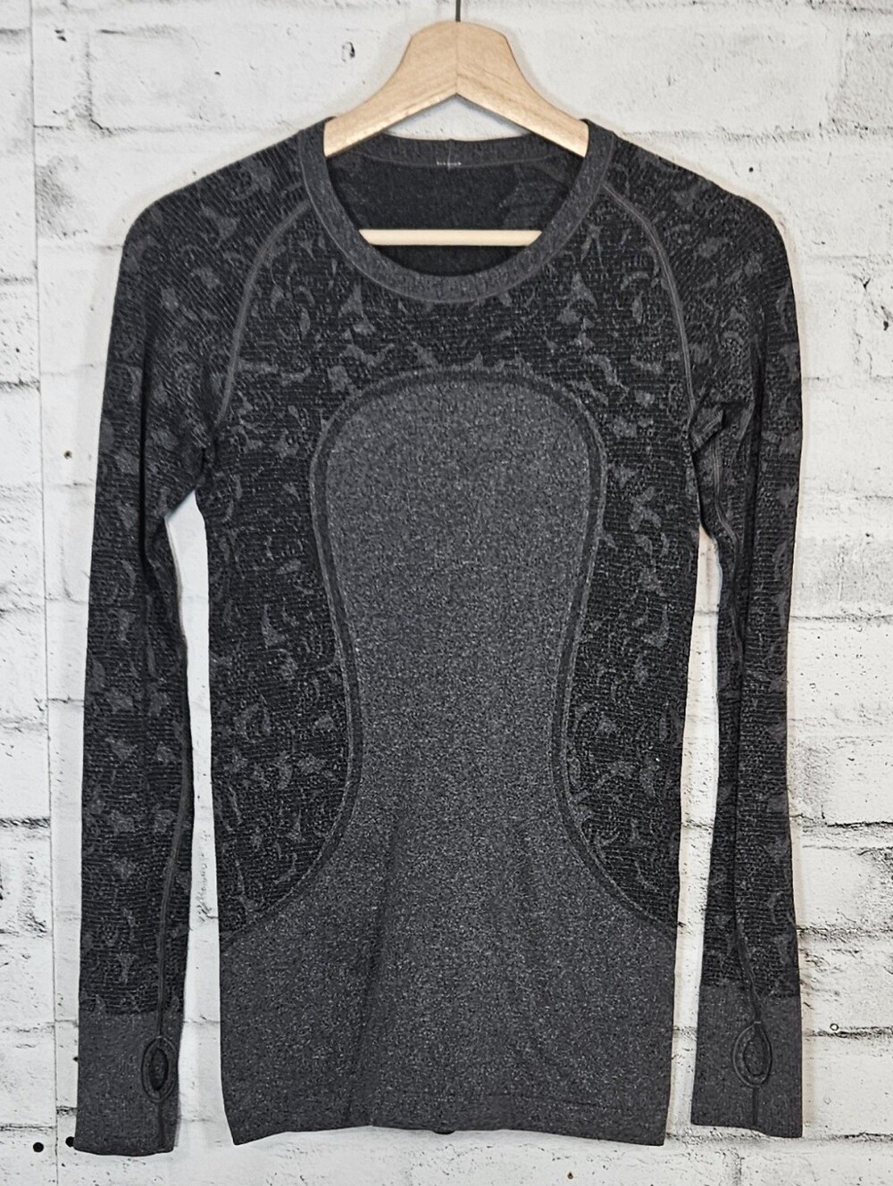 Lululemon Swiftly Tech Long Sleeve Top Size 6 Gray Floral Thumbholes